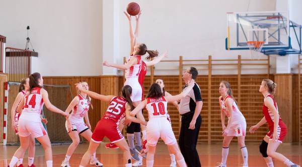 Campamentos de baloncesto para niñas y chicas