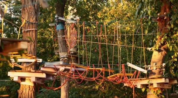 Instalaciones para campamentos con zona de actividades