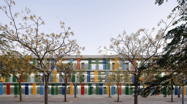 Campamento en la playa de Barcelona en inglés con multiaventura