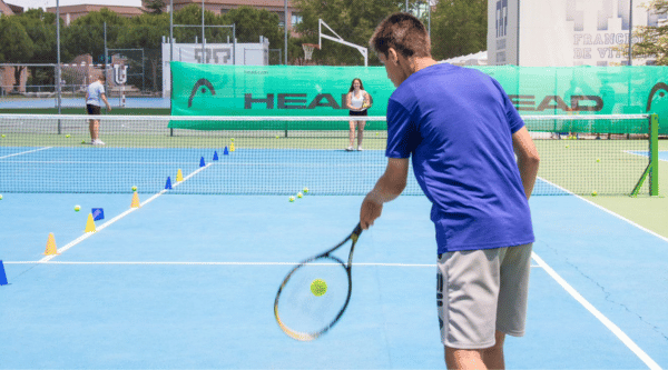 Campamento urbano en inglés en Universidad Francisco Vitoria con tenis