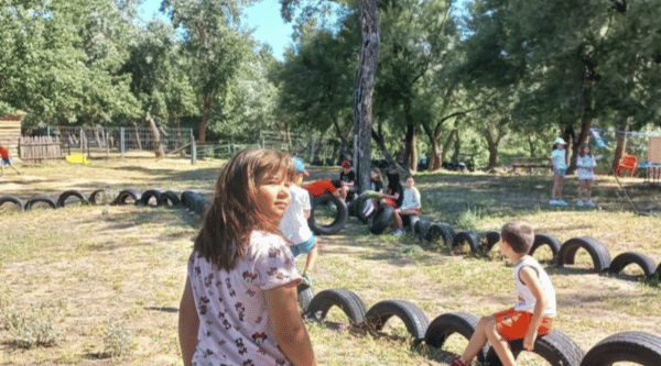 Campamento urbano granja escuela en Alcalá de Henares carrera de ruedas